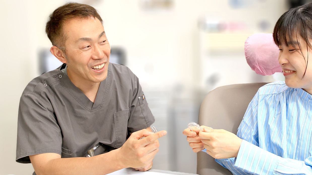 患者に寄り添いながらカウンセリングを行う理事長