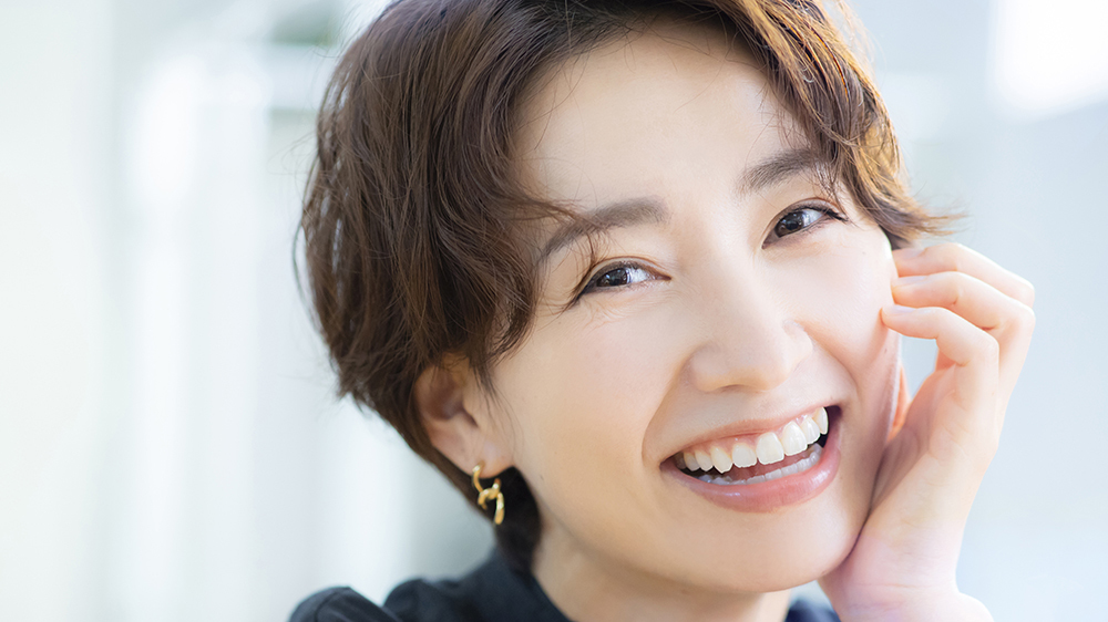きれいな歯並びを手に入れた笑顔の40代女性