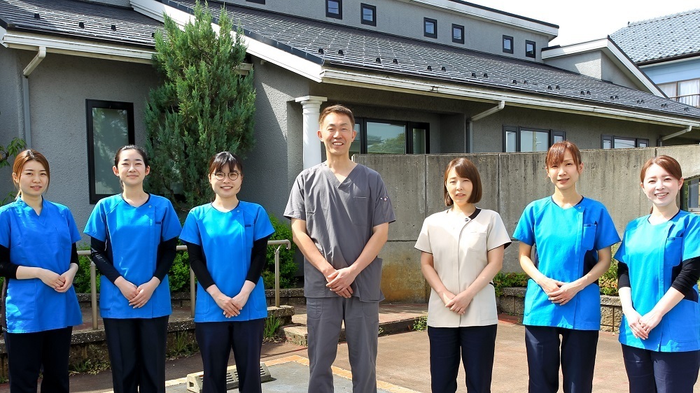 笑顔で患者を迎える森瀬歯科医院のスタッフ