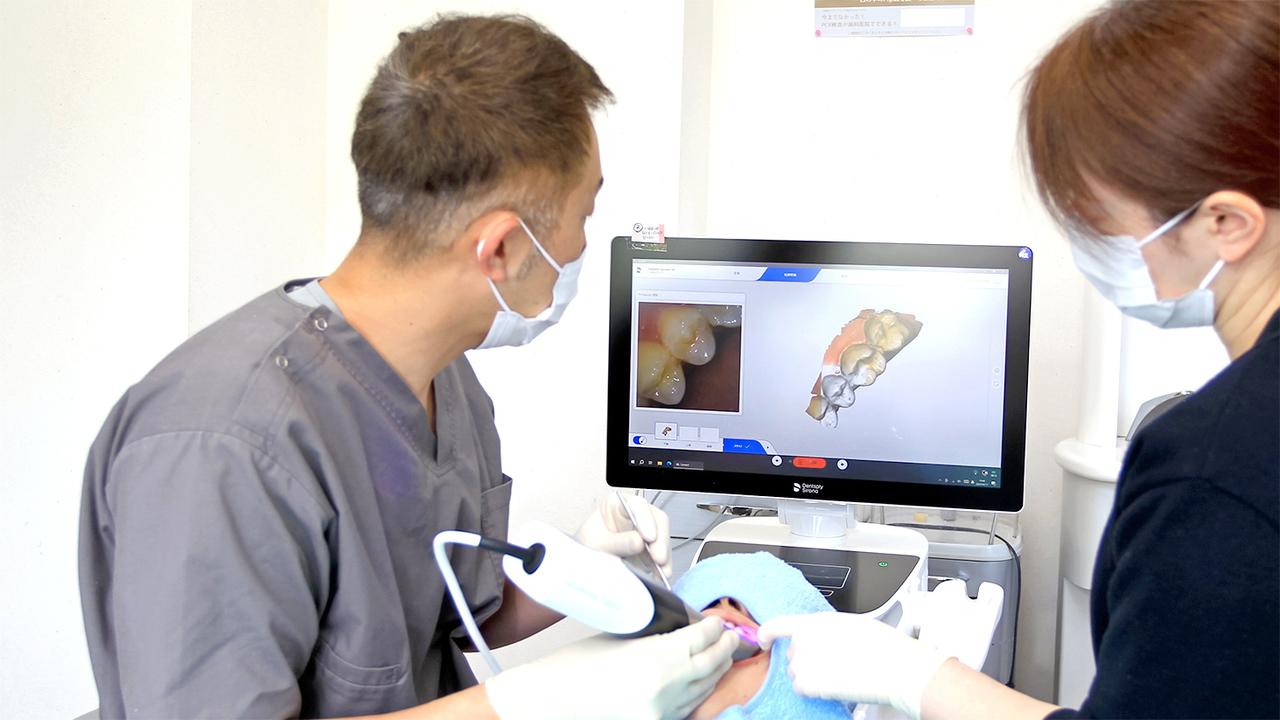 プライムスキャンで患者の口腔内をスキャンする様子