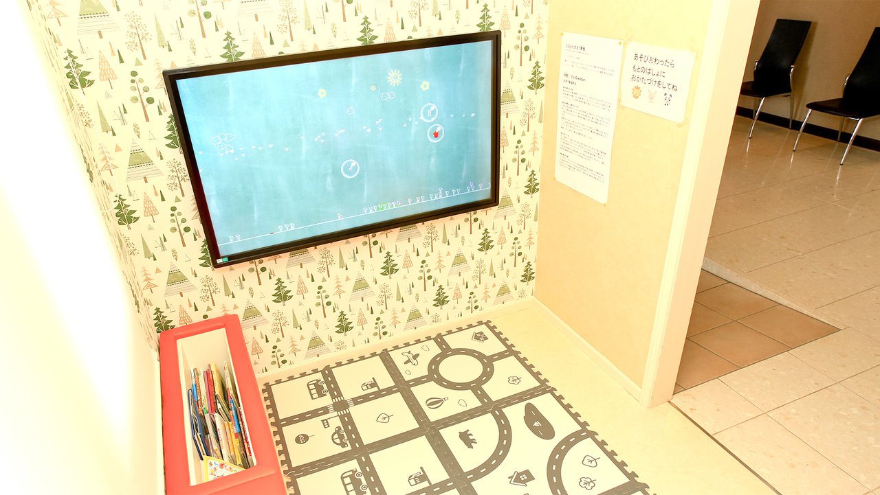 落ち着いたデザインの待合室