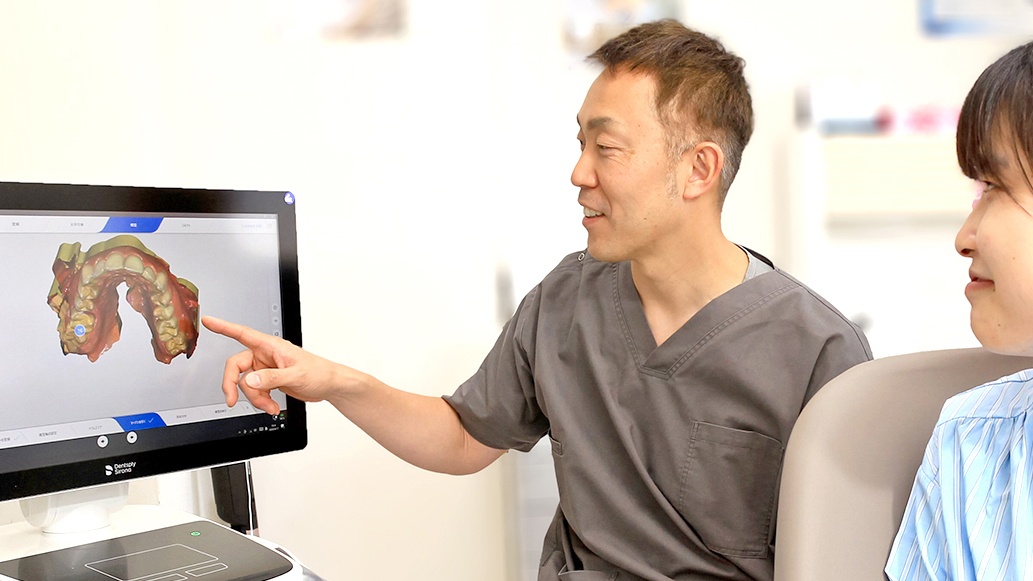 治療計画についてモニターを使い丁寧に説明する理事長