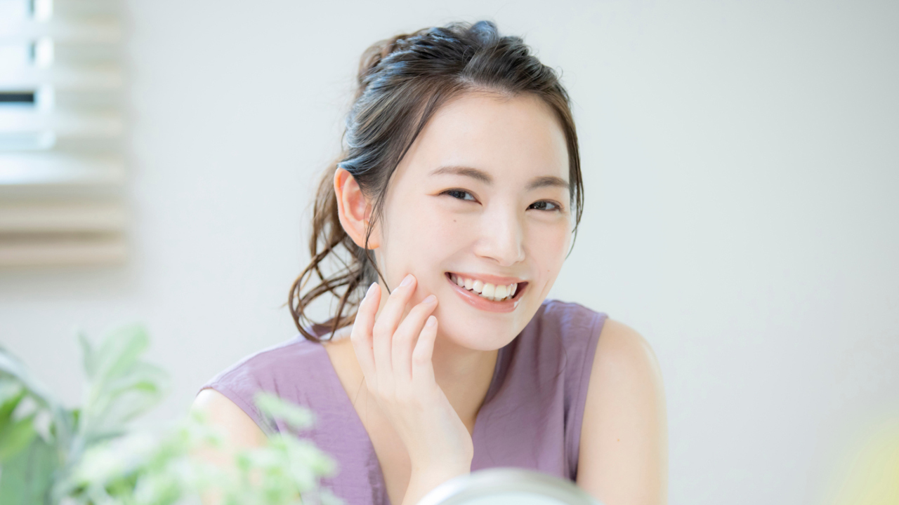 きれいな歯並びと白い歯を見せる女性