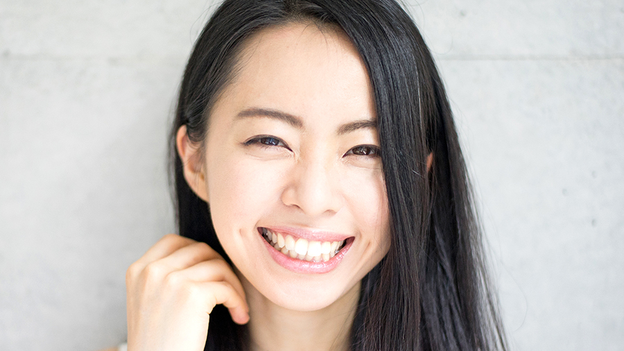 前歯と奥歯を全体的に矯正した女性