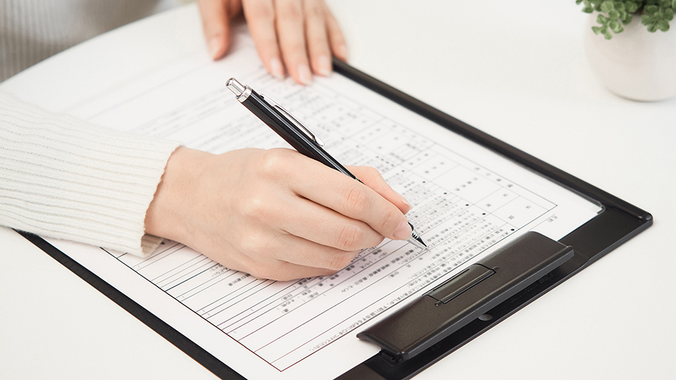 契約書にサインするイメージ