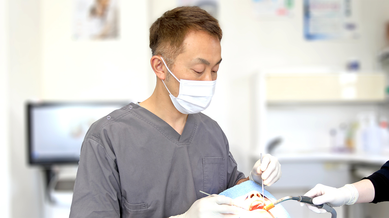 虫歯治療のために診察を受ける患者