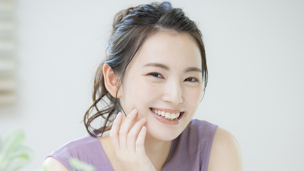 白く美しい歯で笑顔を見せる女性