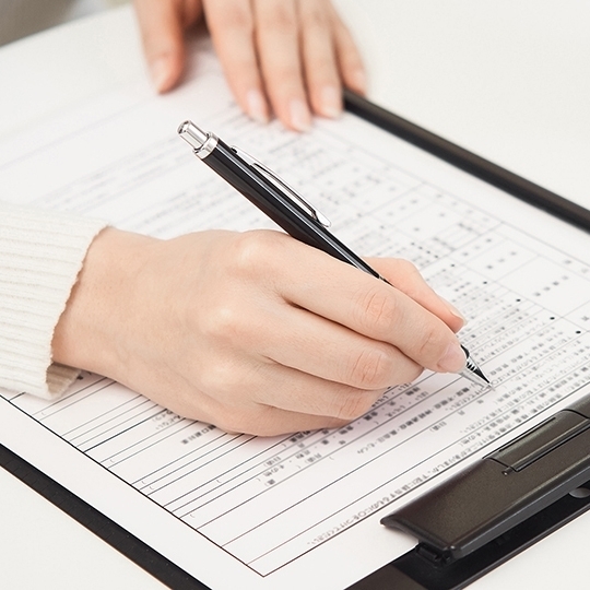 歯列矯正の契約書に記入するイメージ