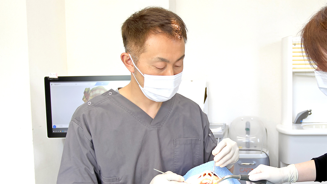 坂井で歯並びの矯正だけでなく、総合歯科として一般歯科治療にも対応する診療風景