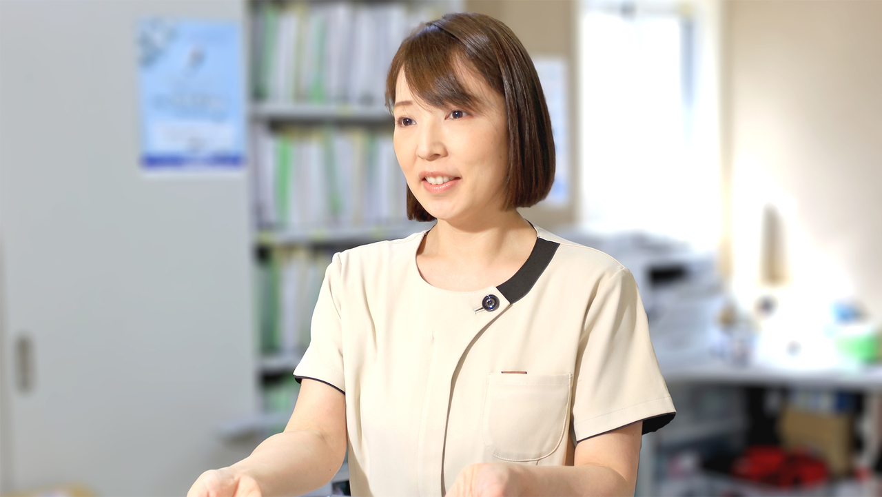 受付でスムーズに次回予約を案内するスタッフ